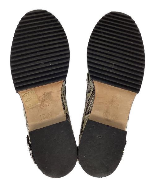 N°21（ヌメロヴェントゥーノ）N°21 (ヌメロヴェントゥーロ) パイソンビジューローファー ベージュ サイズ:36の古着・服飾アイテム