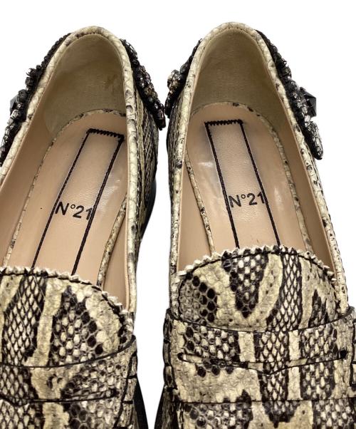 N°21（ヌメロヴェントゥーノ）N°21 (ヌメロヴェントゥーロ) パイソンビジューローファー ベージュ サイズ:36の古着・服飾アイテム