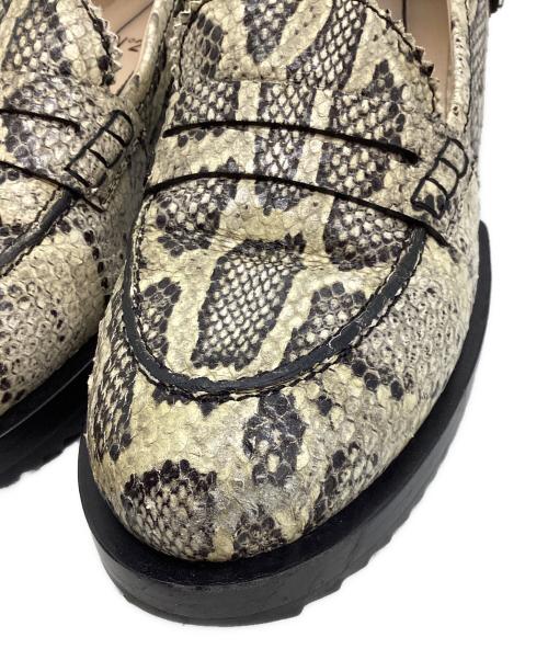 N°21（ヌメロヴェントゥーノ）N°21 (ヌメロヴェントゥーロ) パイソンビジューローファー ベージュ サイズ:36の古着・服飾アイテム