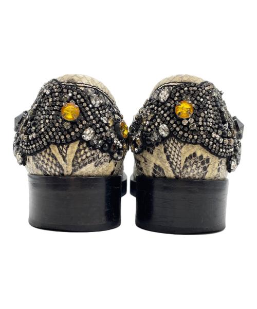 N°21（ヌメロヴェントゥーノ）N°21 (ヌメロヴェントゥーロ) パイソンビジューローファー ベージュ サイズ:36の古着・服飾アイテム