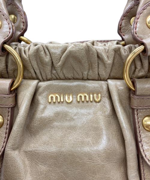 MIU MIU（ミュウミュウ）MIU MIU (ミュウミュウ) ヴィッテロリュクス レザー 2WAYバッグ ベージュの古着・服飾アイテム