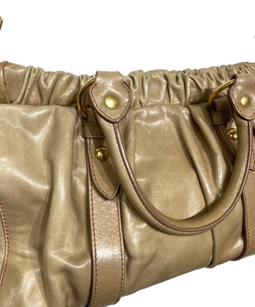 MIU MIU（ミュウミュウ）MIU MIU (ミュウミュウ) ヴィッテロリュクス レザー 2WAYバッグ ベージュの古着・服飾アイテム