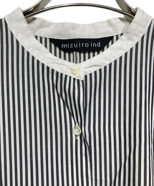 mizuiro-ind（ミズイロインド）mizuiro-ind (ミズイロインド) バンドカラーストライプワンピース グレー×ホワイト サイズ:不明の古着・服飾アイテム