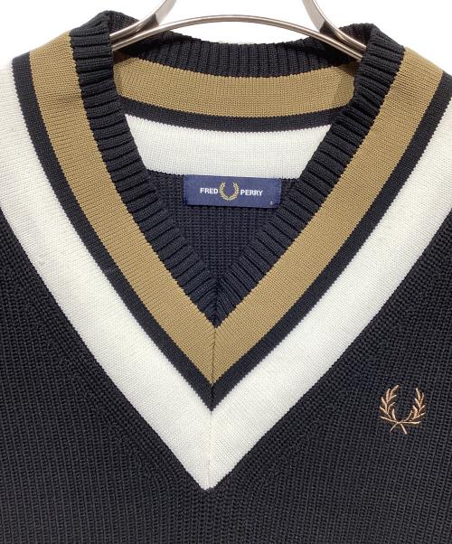 FRED PERRY（フレッドペリー）FRED PERRY (フレッドペリー) ストライプド Vネック ジャンパー ブラック サイズ:Sの古着・服飾アイテム