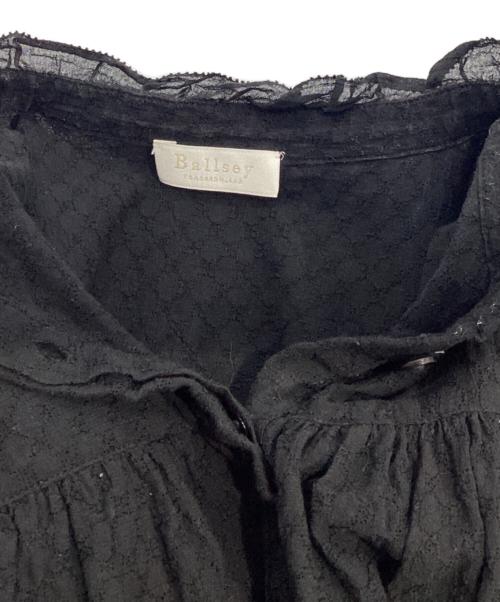 BALLSEY（ボールジィ）BALLSEY (ボールジィ) コットンガーゼエンブロイダリー フリルネックブラウス ブラック サイズ:36の古着・服飾アイテム