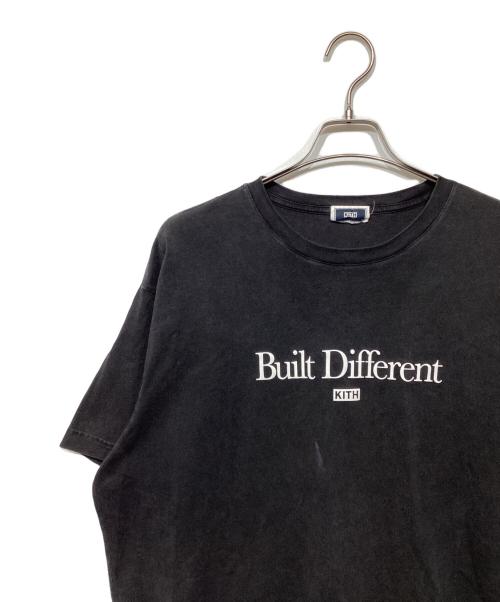 KITH（キス）KITH (キス) Built Different Vintage Tee 25073060000310 ブラック サイズ:XLの古着・服飾アイテム