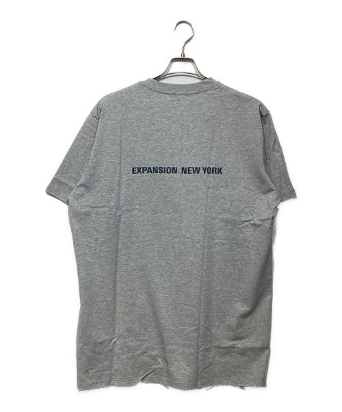 Engineered Garments（エンジニアドガーメンツ）Engineered Garments (エンジニアードガーメンツ) EXPANSION NY EG X EXP SAMPLE MAGIC TEE グレー サイズ:L 未使用品の古着・服飾アイテム
