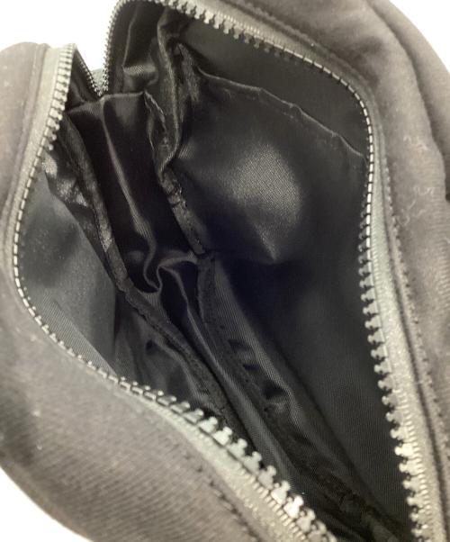 PINK HOUSE（ピンクハウス）PINK HOUSE (ピンクハウス) ネームワッペンいっぱい丸形ショルダーバッグ ブラック 未使用品の古着・服飾アイテム