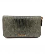 MIU MIUミュウミュウ）の古着「マテラッセラウンドファスナーウォレット」｜グレー