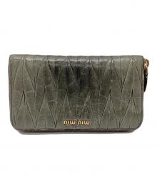 MIU MIU（ミュウミュウ）の古着「マテラッセラウンドファスナーウォレット」｜グレー