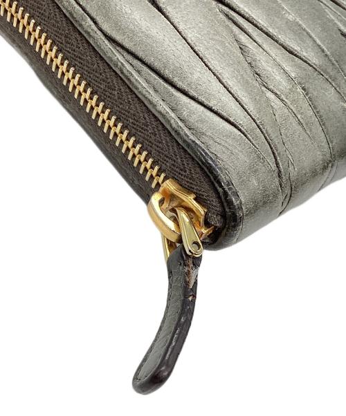 MIU MIU（ミュウミュウ）MIU MIU (ミュウミュウ) マテラッセラウンドファスナーウォレット グレーの古着・服飾アイテム