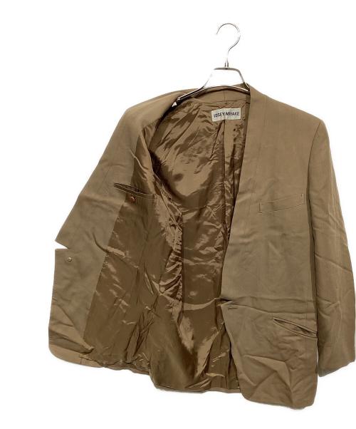 ISSEY MIYAKE（イッセイミヤケ）ISSEY MIYAKE (イッセイミヤケ) ノーカラー1Bジャケット ベージュ サイズ:Mの古着・服飾アイテム