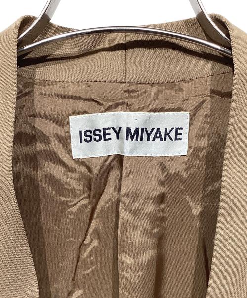 ISSEY MIYAKE（イッセイミヤケ）ISSEY MIYAKE (イッセイミヤケ) ノーカラー1Bジャケット ベージュ サイズ:Mの古着・服飾アイテム