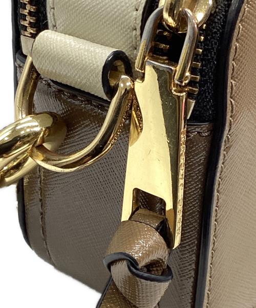 MARC JACOBS（マークジェイコブス）MARC JACOBS (マークジェイコブス) The Snapshotショルダーバッグ ブラウン×ホワイトの古着・服飾アイテム