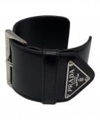 PRADAプラダ）の古着「ロゴプレート レザーブレスレット」｜ブラック