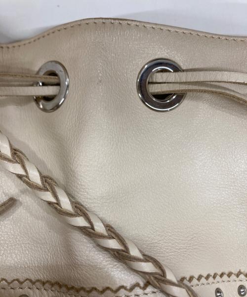 J&M DAVIDSON（ジェイ＆エム デヴィッドソン）J&M DAVIDSON (ジェイ＆エム デヴィッドソン) カーイバル スタッズ ショルダーバッグ ベージュの古着・服飾アイテム