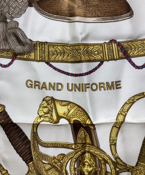 HERMES（エルメス）HERMES (エルメス) カレ90 GRAND UNIFORME　シルクスカーフ ピンク×ホワイトの古着・服飾アイテム