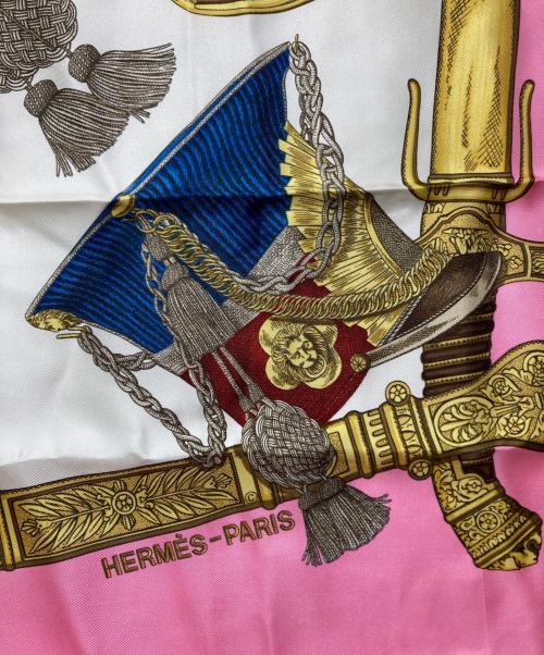 HERMES（エルメス）HERMES (エルメス) カレ90 GRAND UNIFORME　シルクスカーフ ピンク×ホワイトの古着・服飾アイテム