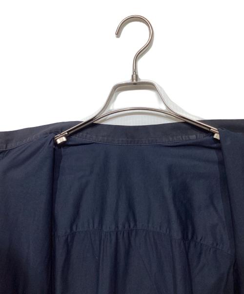 HOMME PLISSE ISSEY MIYAKE（オム プリッセ イッセイ ミヤケ）HOMME PLISSE ISSEY MIYAKE (オム プリッセ イッセイ ミヤケ) バンドカラーシャツ　HP71JJ303 ネイビー サイズ:3の古着・服飾アイテム