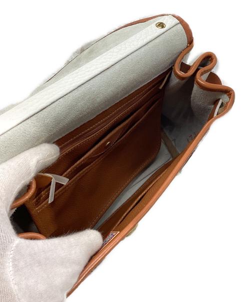 DOONEY&BOURKE（ドゥーニーアンドバーク）DOONEY&BOURKE (ドゥーニーアンドバーク) フラップ ハンドバッグ ホワイトの古着・服飾アイテム