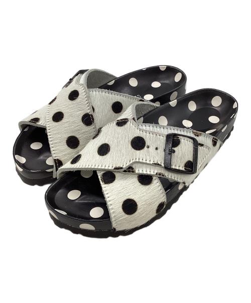 BIRKENSTOCK（ビルケンシュトック）BIRKENSTOCK (ビルケンシュトック) Manolo Blahnik (マノロブラニク) ドットサンダル ホワイト×ブラック サイズ:24の古着・服飾アイテム