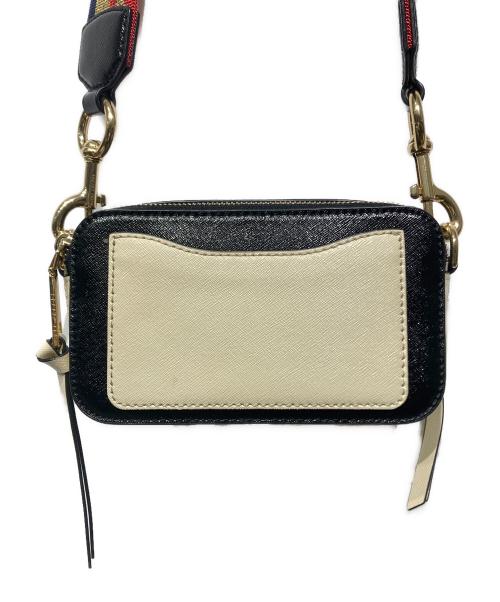MARC JACOBS（マークジェイコブズ）MARC JACOBS (マークジェイコブズ) 星条旗ストラップ付　スナップショットショルダーバッグ ベージュの古着・服飾アイテム