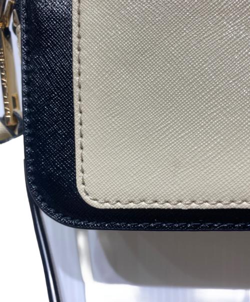 MARC JACOBS（マークジェイコブズ）MARC JACOBS (マークジェイコブズ) 星条旗ストラップ付　スナップショットショルダーバッグ ベージュの古着・服飾アイテム