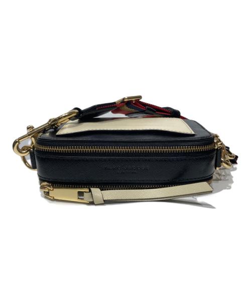 MARC JACOBS（マークジェイコブズ）MARC JACOBS (マークジェイコブズ) 星条旗ストラップ付　スナップショットショルダーバッグ ベージュの古着・服飾アイテム