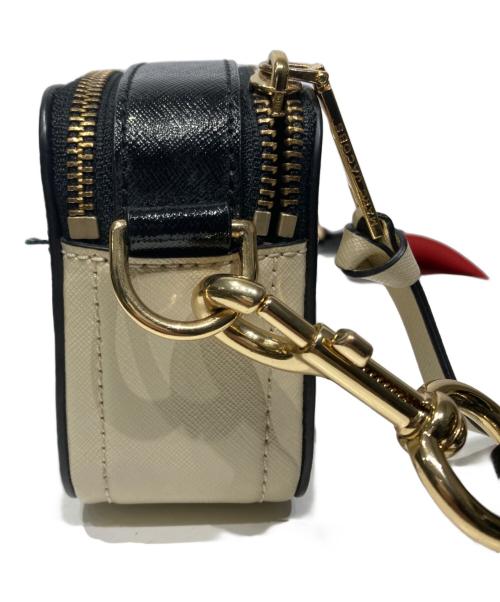MARC JACOBS（マークジェイコブズ）MARC JACOBS (マークジェイコブズ) 星条旗ストラップ付　スナップショットショルダーバッグ ベージュの古着・服飾アイテム
