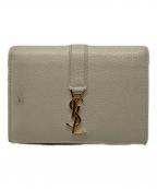 Saint Laurent Parisサンローランパリ）の古着「YSLラインレザーカードケース613536」｜ベージュ