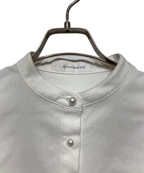 M-PREMIER（エムプルミエ）M-PREMIER (エムプルミエ) パールボタンバンドカラーペプラムブラウス ホワイト サイズ:Mの古着・服飾アイテム
