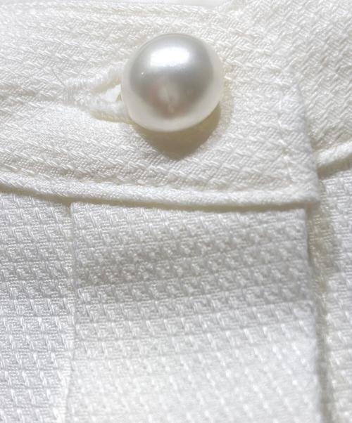 M-PREMIER（エムプルミエ）M-PREMIER (エムプルミエ) パールボタンバンドカラーペプラムブラウス ホワイト サイズ:Mの古着・服飾アイテム