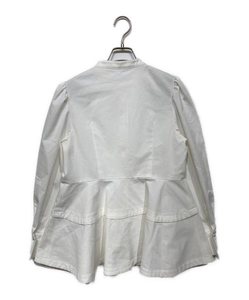 M-PREMIER（エムプルミエ）M-PREMIER (エムプルミエ) パールボタンバンドカラーペプラムブラウス ホワイト サイズ:Mの古着・服飾アイテム