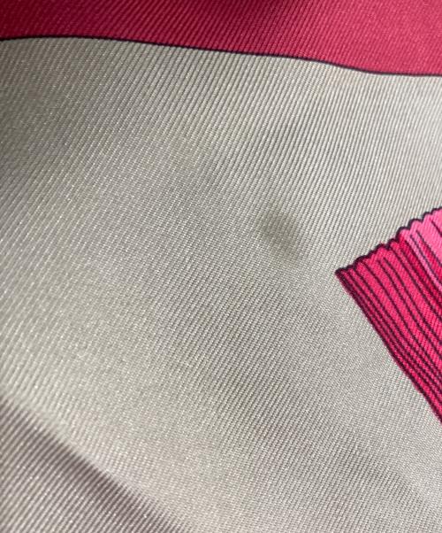 HERMES（エルメス）HERMES (エルメス) カレ90 aux champs　シルクスカーフ グレー×ピンクの古着・服飾アイテム