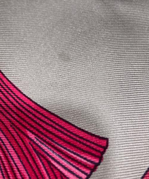 HERMES（エルメス）HERMES (エルメス) カレ90 aux champs　シルクスカーフ グレー×ピンクの古着・服飾アイテム