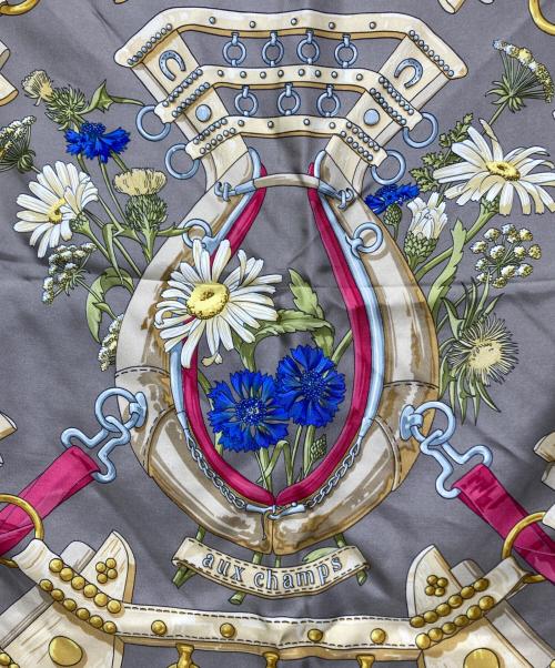 HERMES（エルメス）HERMES (エルメス) カレ90 aux champs　シルクスカーフ グレー×ピンクの古着・服飾アイテム