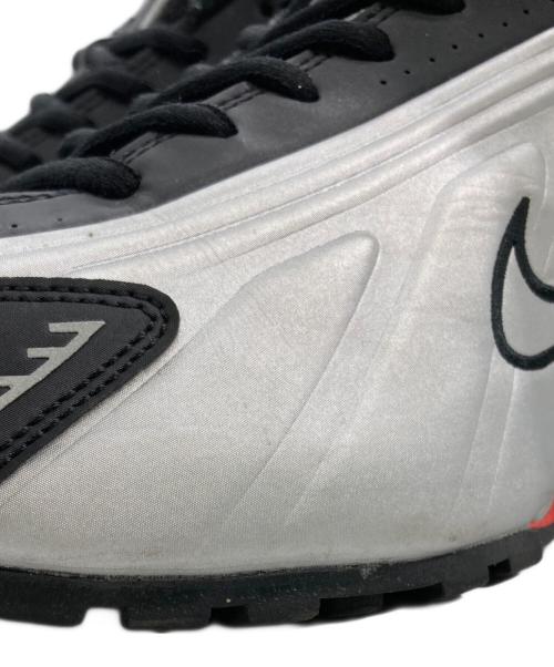 NIKE（ナイキ）NIKE (ナイキ) SHOX R4 METALLIC SILVER グレー×レッド サイズ:26の古着・服飾アイテム