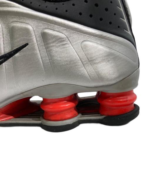 NIKE（ナイキ）NIKE (ナイキ) SHOX R4 METALLIC SILVER グレー×レッド サイズ:26の古着・服飾アイテム