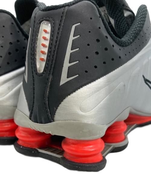 NIKE（ナイキ）NIKE (ナイキ) SHOX R4 METALLIC SILVER グレー×レッド サイズ:26の古着・服飾アイテム