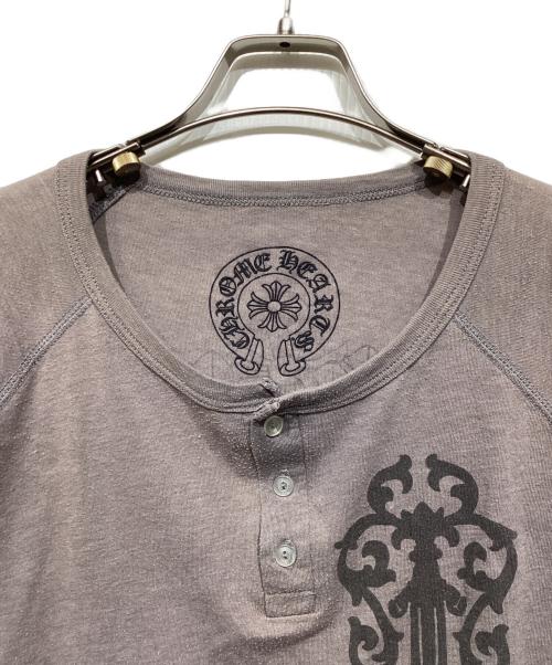CHROME HEARTS（クロムハーツ）CHROME HEARTS (クロムハーツ) セメタリークロス ヘンリーネック グレー サイズ:XLの古着・服飾アイテム