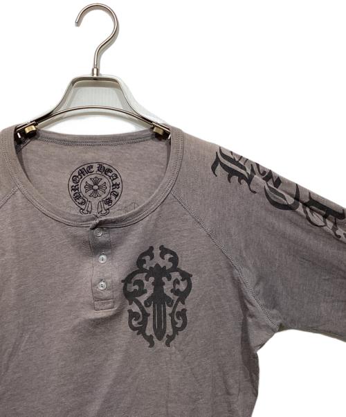 CHROME HEARTS（クロムハーツ）CHROME HEARTS (クロムハーツ) セメタリークロス ヘンリーネック グレー サイズ:XLの古着・服飾アイテム