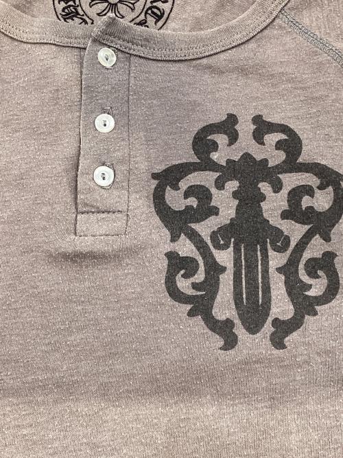 CHROME HEARTS（クロムハーツ）CHROME HEARTS (クロムハーツ) セメタリークロス ヘンリーネック グレー サイズ:XLの古着・服飾アイテム