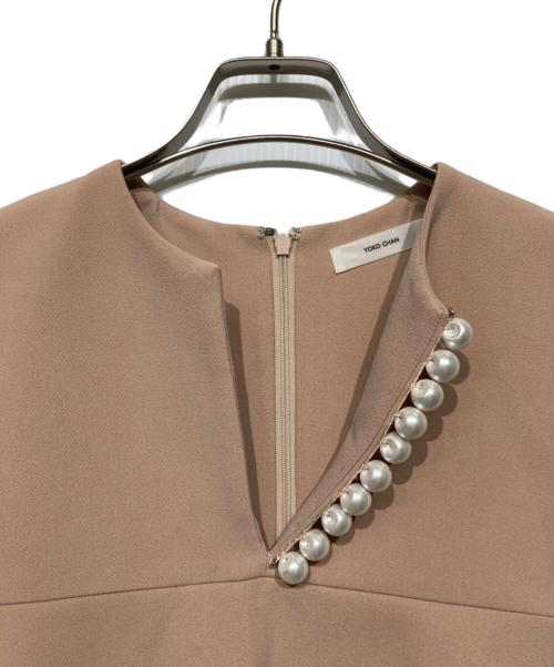 YOKO CHAN（ヨーコチャン）YOKO CHAN (ヨーコチャン) パールスリットラインブラウス ベージュ サイズ:38の古着・服飾アイテム