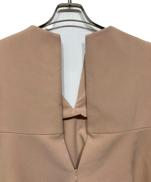 YOKO CHAN（ヨーコチャン）YOKO CHAN (ヨーコチャン) パールスリットラインブラウス ベージュ サイズ:38の古着・服飾アイテム