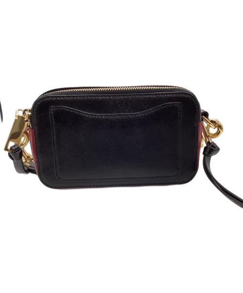 MARC JACOBS（マークジェイコブズ）MARC JACOBS (マークジェイコブズ) スナップショットショルダーバッグM0012007-011 ブラック×レッドの古着・服飾アイテム