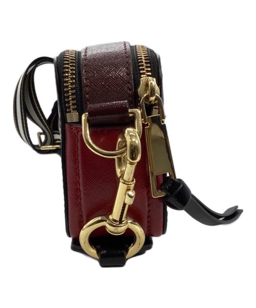 MARC JACOBS（マークジェイコブズ）MARC JACOBS (マークジェイコブズ) スナップショットショルダーバッグM0012007-011 ブラック×レッドの古着・服飾アイテム