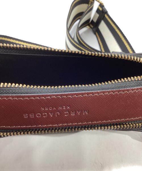 MARC JACOBS（マークジェイコブズ）MARC JACOBS (マークジェイコブズ) スナップショットショルダーバッグM0012007-011 ブラック×レッドの古着・服飾アイテム