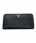 PRADA（プラダ）の古着「ラウンドファスナー財布」｜ブラック