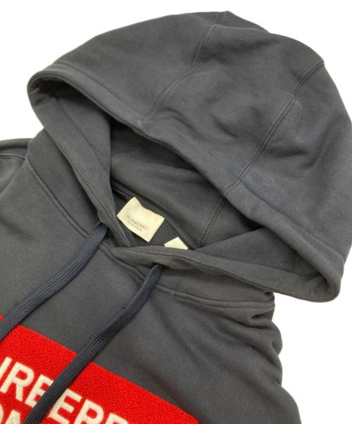 BURBERRY（バーバリー）BURBERRY (バーバリー) 8021970　パイルロゴ プルオーバーパーカー ネイビー サイズ:Mの古着・服飾アイテム