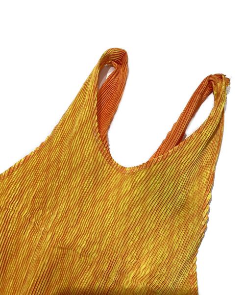 im MIYAKE DESIGN STUDIO（イッセイミヤケデザインスタジオ）im MIYAKE DESIGN STUDIO (イッセイミヤケデザインスタジオ) エプロンデザインノースリーブプリーツワンピース オレンジ×イエロー サイズ:不明の古着・服飾アイテム